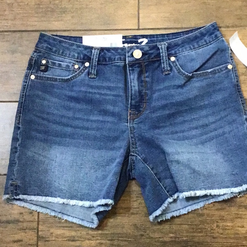 Seven7 Ladies Denim Weekend Short size 4 Fray Hem 5” Inseam NWT